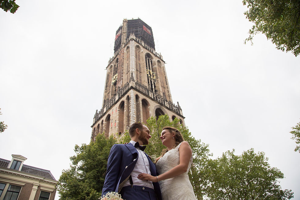Denise & Koen - Bruiloft - Trouwen in Lunteren - Parkhotel Hugo de Vies - bruidspaar voor domtoren Utrecht
