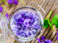 Großmutters aromatischer Veilchenzucker