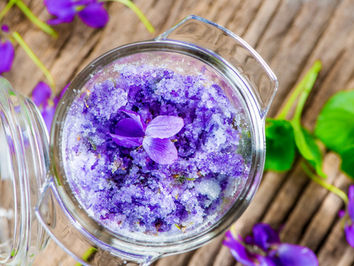 Großmutters aromatischer Veilchenzucker