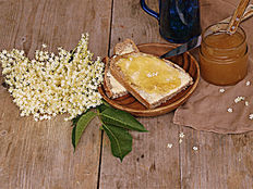 Sommerlicher Frühstücksaufstrich mit dem Holunderblütengelee