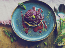 Fichten Wipferl Pana Cotta mit Fruchtmus