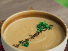 Kartoffelsuppe mit karamellisierten Haselkätzchen