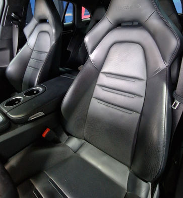 siège cuir noir coté conducteur avec accoudoir centrale