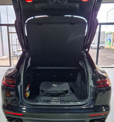 coffre ouvert avec la sacoche de la prise de recharge à l'intérieur