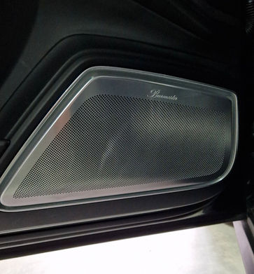 enceinte pour la musique couleur grise portière conducteur