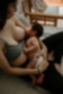 Fotografía de lifestyle de recién nacido en casa en Almuñécar