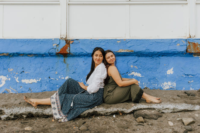 Fotografía de una pareja con dos mujeres en la playa