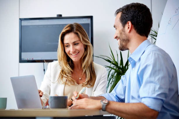 imgi_4_coworkers-working-in-the-office.jpg