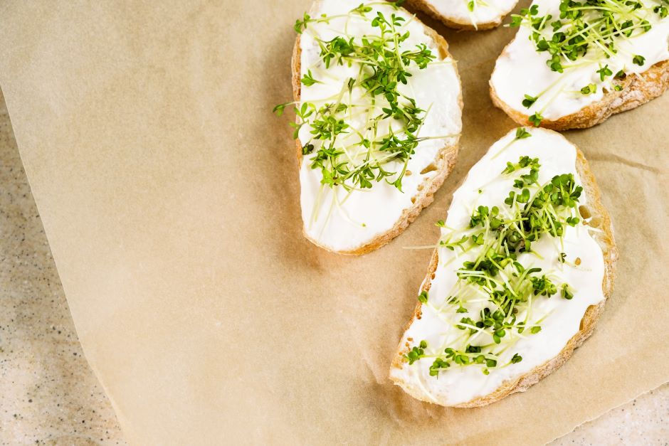 Kräuteraufstrich am Brot