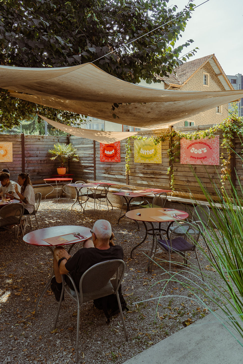 Restaurant-FlowFood-Luzern-Reussbühl-Vegan-Essen-Sommerterrasse.jpg