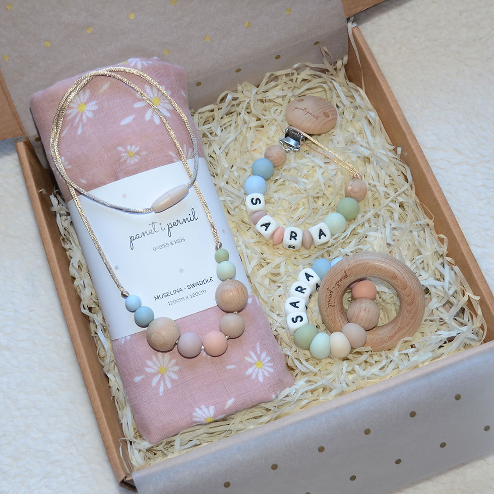 Muselina Daisy con mordedor y chupetero personalizado y collar Dusty