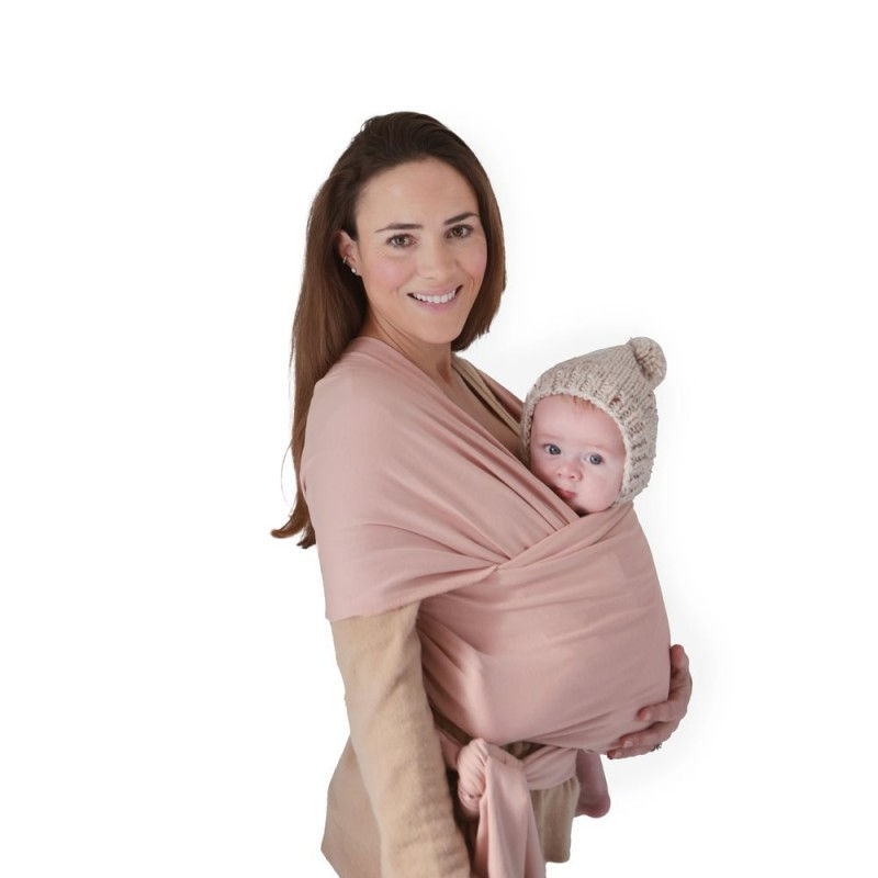 Mamá porteando al bebé con el fular portabebé Mushie en color Blush - Accesorios para bebé