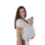 Mamá porteando al bebé con el fular portabebé Mushie en color Ivory - Accesorios para bebé
