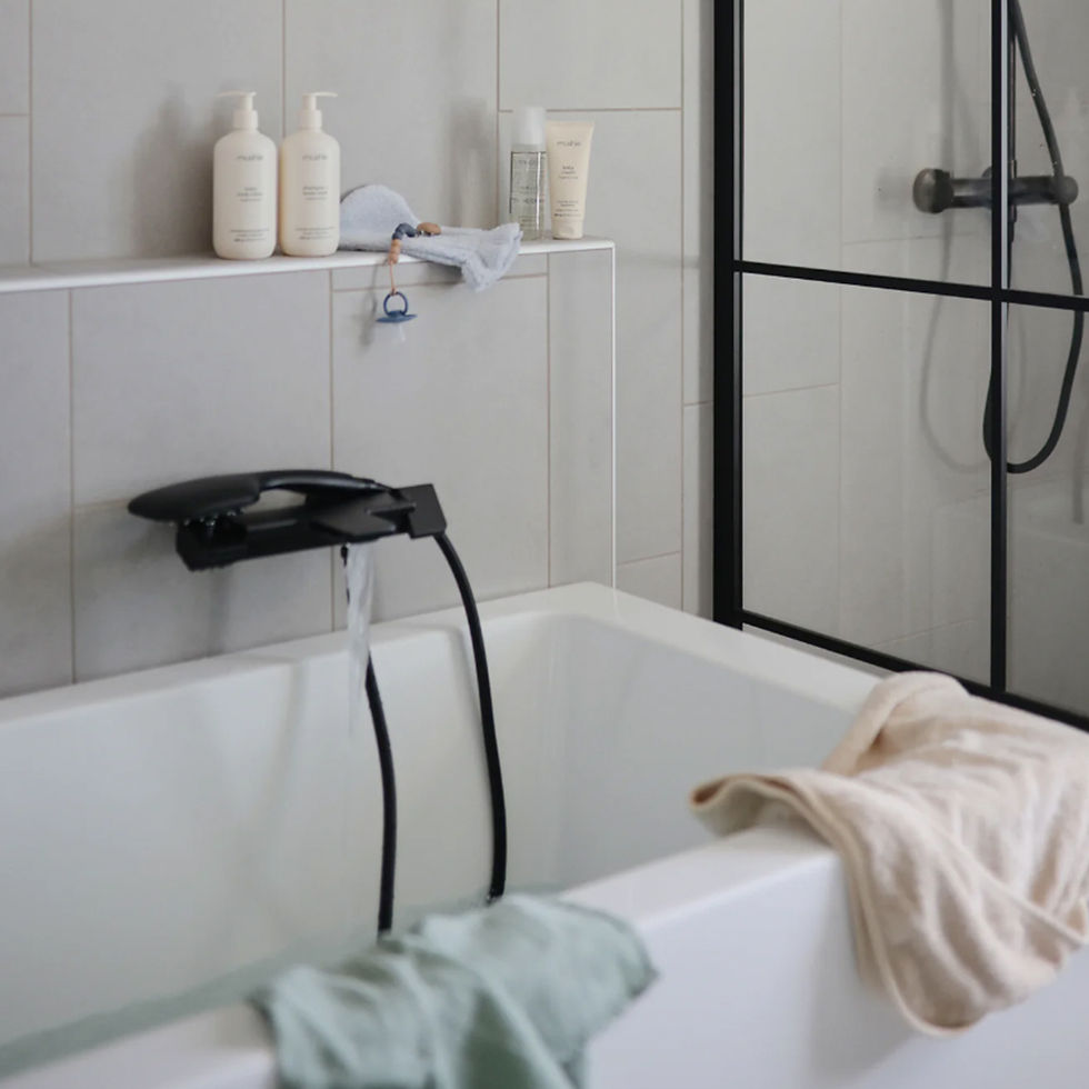 Miniatura: Productos de cosmética natural para bebé de la marca Mushie en en baño