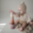 Bebé jugando con los vasitos apilables de Mushie - Accesorios para bebé