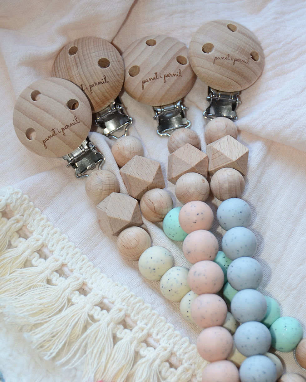 Miniatura: Chupetero de silicona y madera para atar el chupete del bebé modelo SPECKLES con punteado