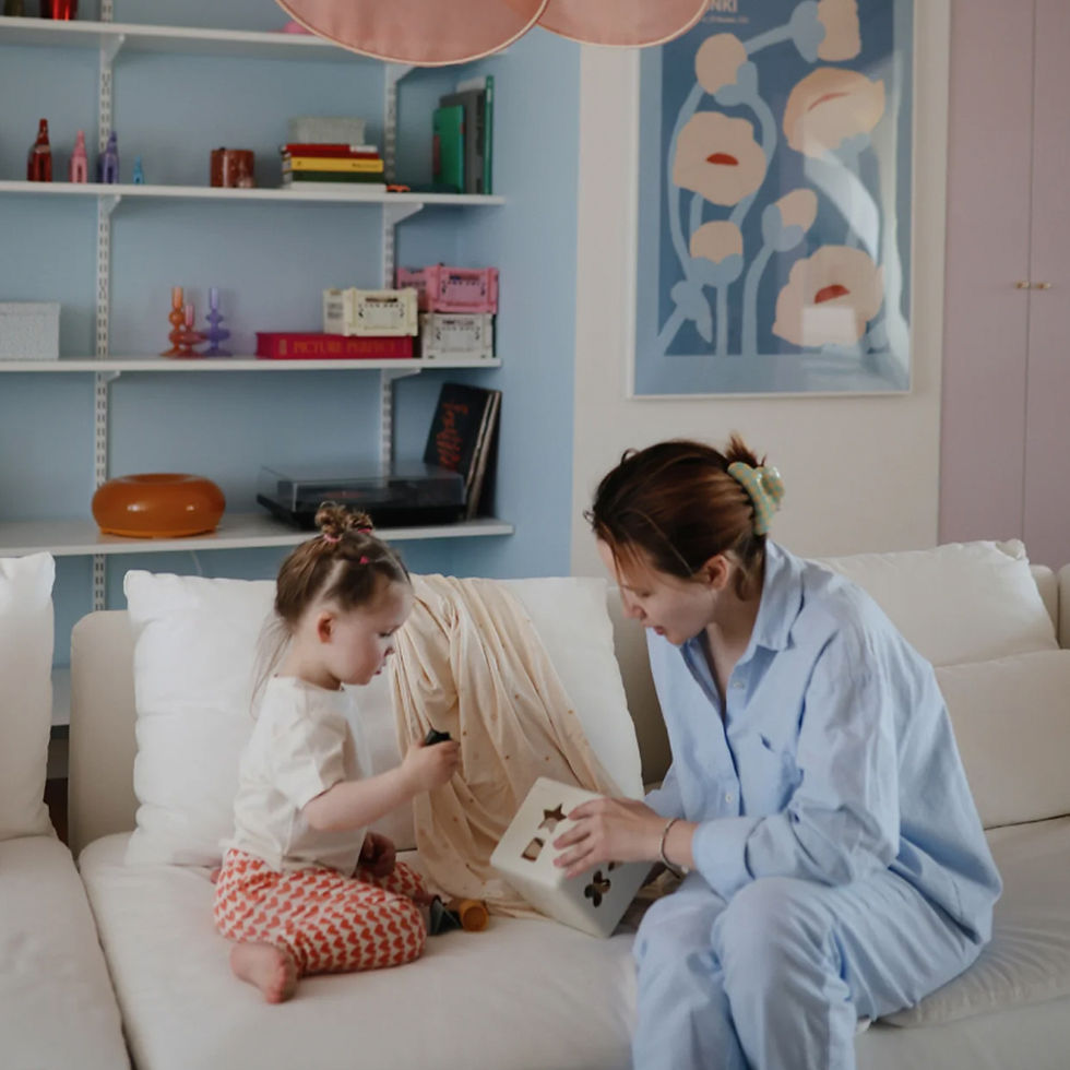 Miniatura: Madre e hija jugando con el cubo de encajables Mushie - Juegos y juguetes para bebé