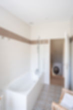 La salle de bain partagée de la chambre buffle
