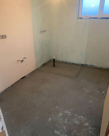 Moderne badkamerrenovatie met vloer- en wandtegels