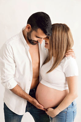 Fotos de embarazo en pareja en Lima, sesion intima y emotiva en estudio