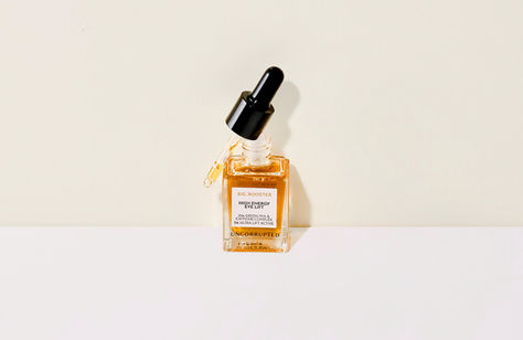 Minimalistische Beauty-Produktfotografie in einem hellen und sonnigen Fotostudio in München, ideal für Marketing und E-Commerce.