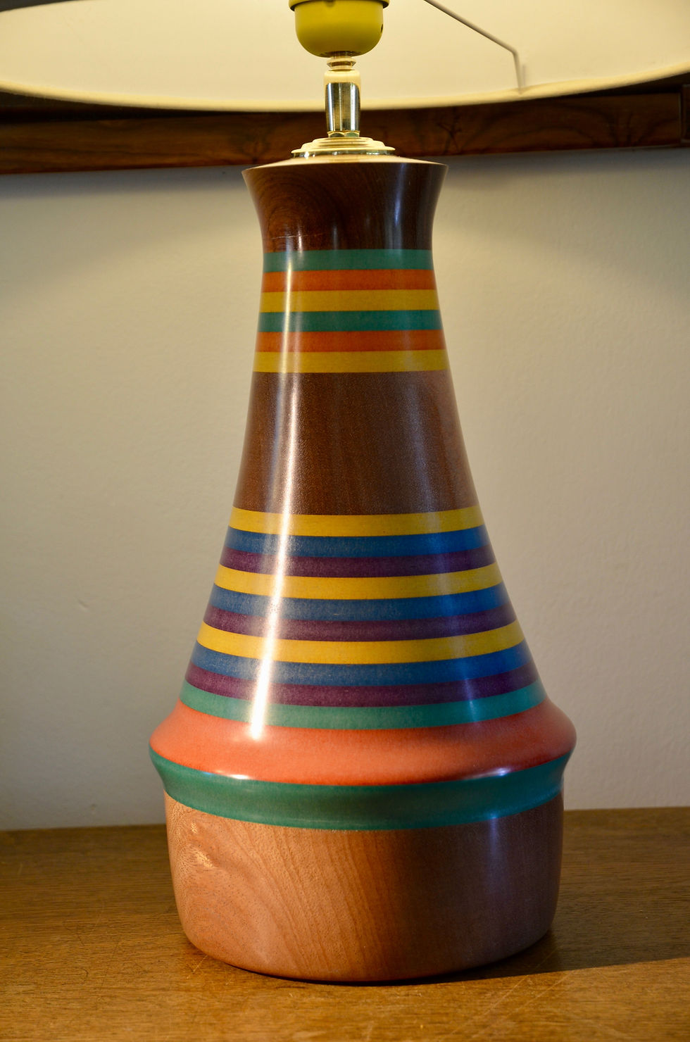 Miniature : Pied de lampe 390. Sapelli, valchromat et palissandre.