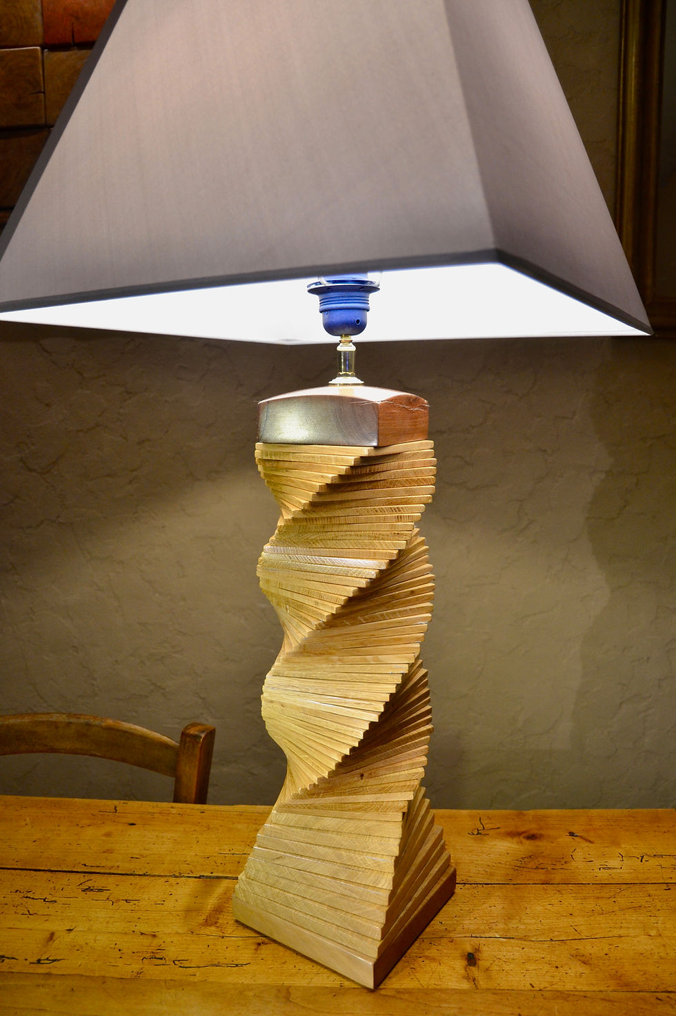 Thumbnail: Pied de lampe. Chêne torsade. N°330