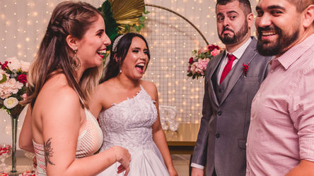 Foto dos noivos se divertindo com os convidados