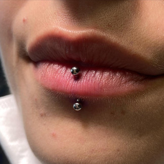 Vertical labret piercing
