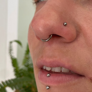 Septum piercing y actualización de joyería para el nostril