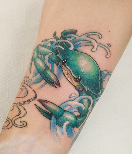 Neotradicional cangrejo tattoo a color, realizado por Laura en Morning Glory Tattoo, Valencia