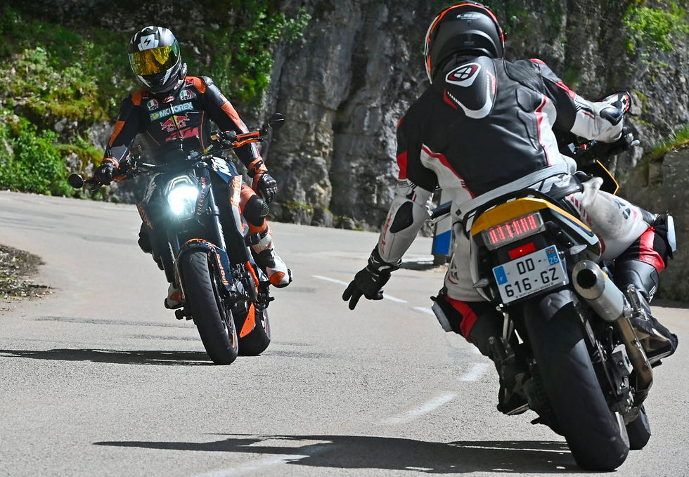 photos de deux motard qui se saluent