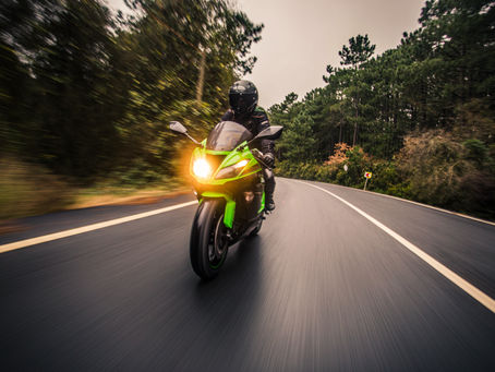 Pourquoi on roule plus vite en moto ?