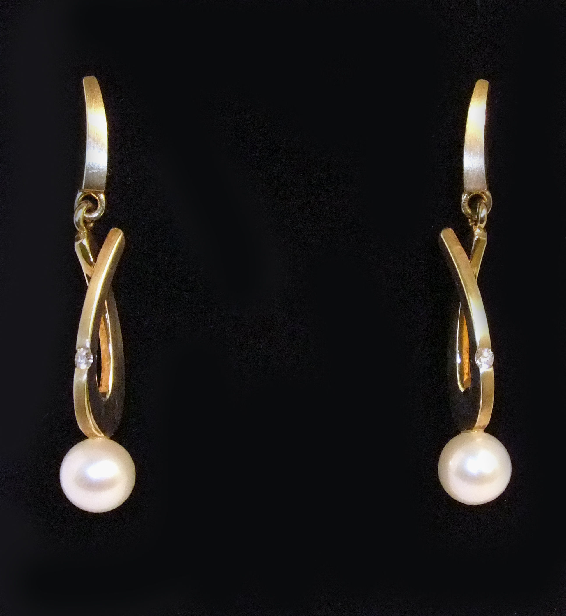 Dangling Drop Pearl Earrings With Diamond Detail.