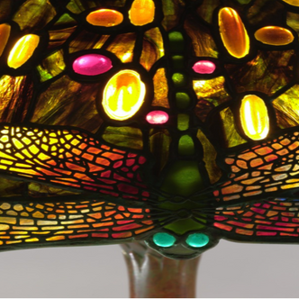 Lumières et couleurs en fusion : la lampe Dragonfly par Tiffany ou la miniaturisation de la Nature.