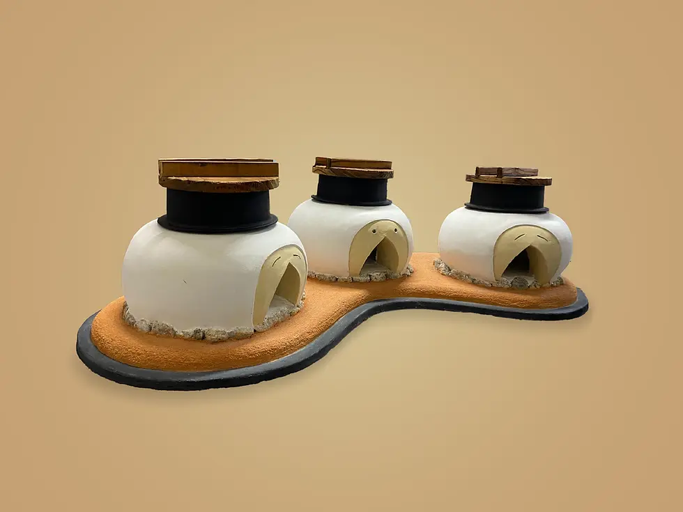 三個並排的小型手工土灶模型，底座為橘紅色抹灰與黑色鑲邊。土灶本體為白色圓潤造型，爐口修飾成帶有微笑表情的半圓型，上方各放置一個黑色釜鍋與木製鍋蓋，背景為素色大地色。