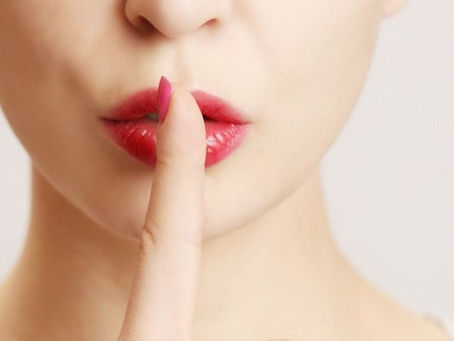 người phụ nữ ra hiệu bí mật