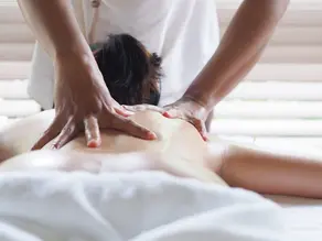 Lợi ích của dầu massage khi “yêu”