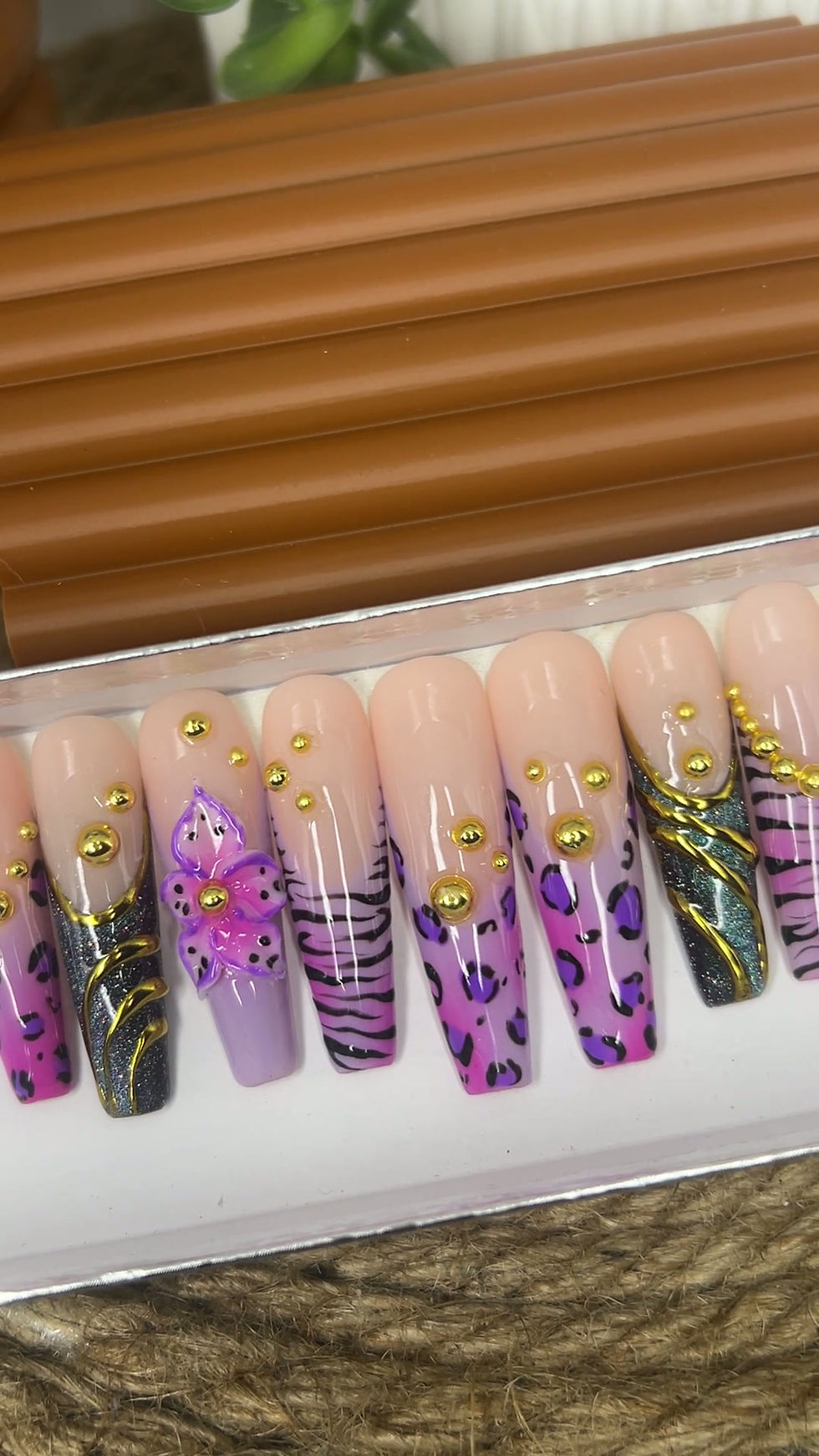 Thumbnail: Wild things going on