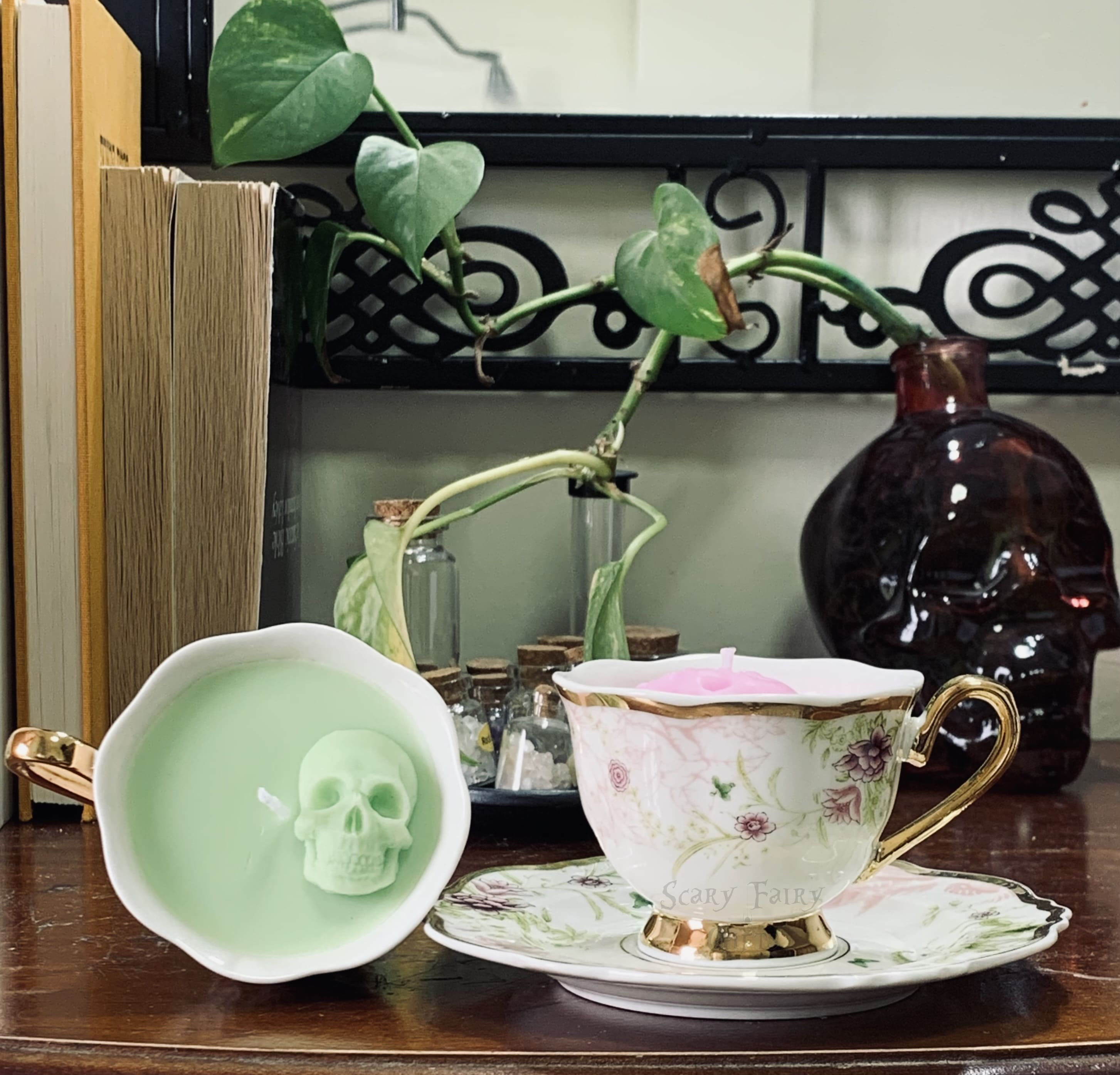 נר גולגולת ירוק בכוס עם כוס תה