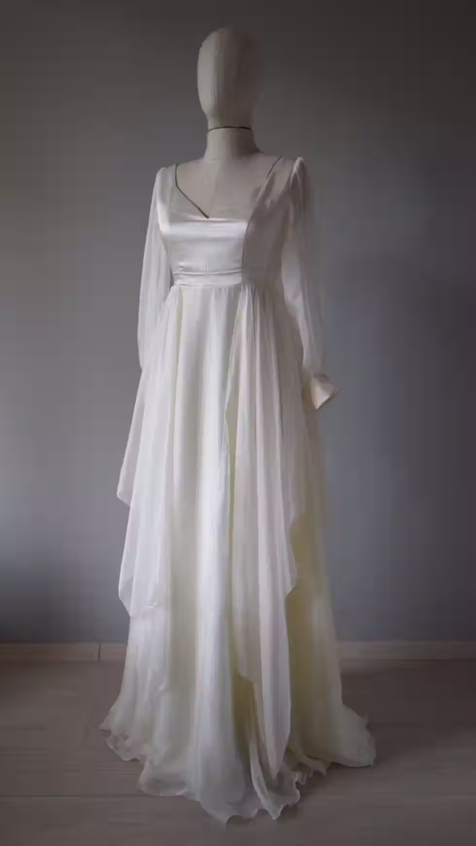 Miniaturbild: Victorian Bishop Sleeves & Plunge Neckline Gown