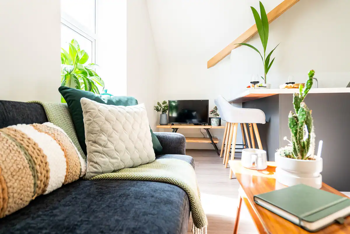 Experience the freedom of air in this inviting modern living room located in Cardiff, featuring stylish furnishings and ample natural light, perfect for relaxation and comfort with Airfreedom.