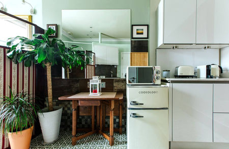 Modern kitchen in AirFreedom accommodation with stainless steel appliances, granite countertops
