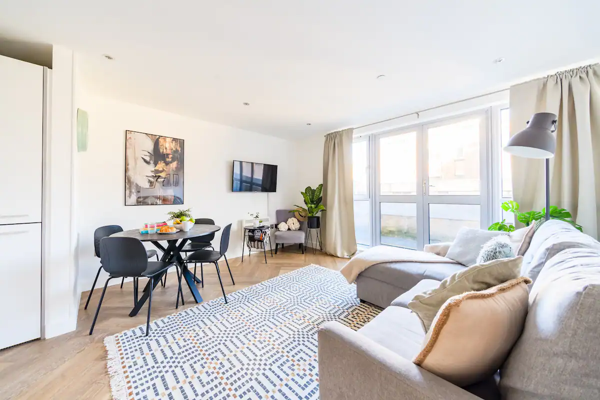 Modern and inviting living room in AirFreedom's Bristol accommodation, with ample seating, chic furnishings, and natural light