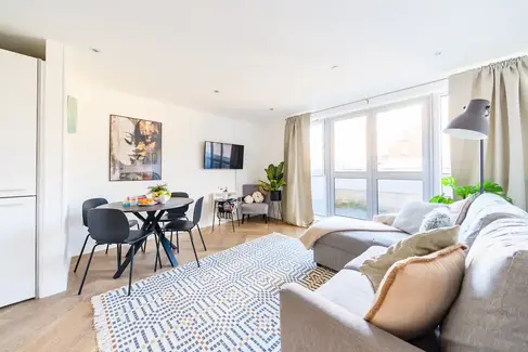 Modern and inviting living room in AirFreedom's Bristol accommodation, with ample seating, chic furnishings, and natural light