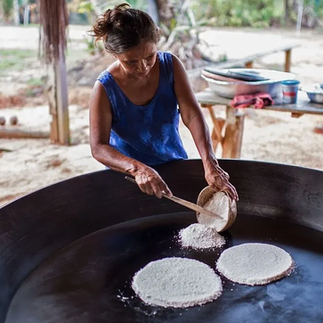 Indigena haciendo tapiocas para su comida