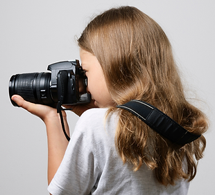 Niña fotografiando.png