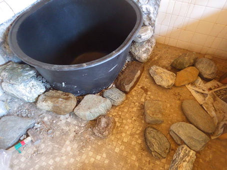 【五右衛門風呂作り】粘土を練って、薪を焚く部分を作る