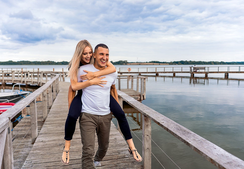 Engagement-Shooting in Düsseldorf – Paar lacht und genießt entspannte Momente