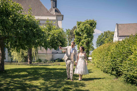 Nikola & Maverick spazieren im Garten Haus Neersdonk – Hochzeit NRW